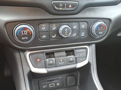 Used 2023 GMC Terrain SLT AWD/4WD image 18