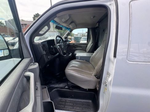 Used 2017 Chevrolet Express 3500 Extended image 15