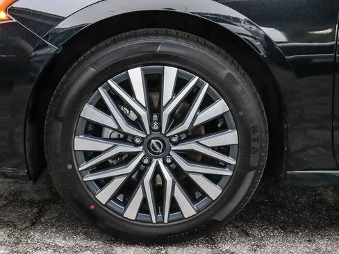 Used 2024 Nissan Altima 2.5 SV image 11