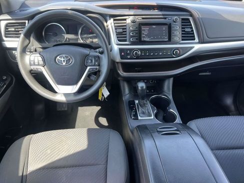 Used 2017 Toyota Highlander LE AWD/4WD image 11
