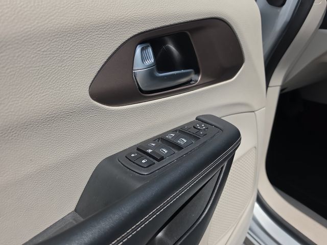 Used 2023 Chrysler Voyager LX FWD image 15