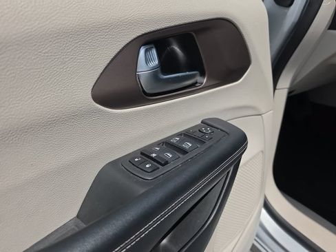 Used 2023 Chrysler Voyager LX FWD image 15