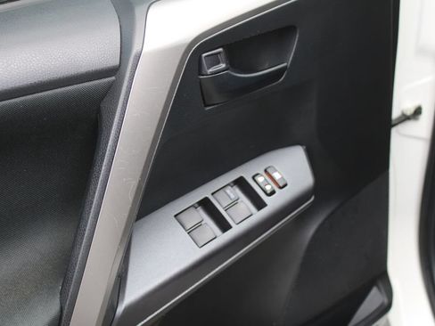 Used 2018 Toyota RAV4 LE FWD image 18
