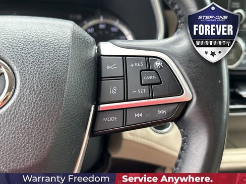 Used 2022 Toyota Highlander XLE FWD image 22