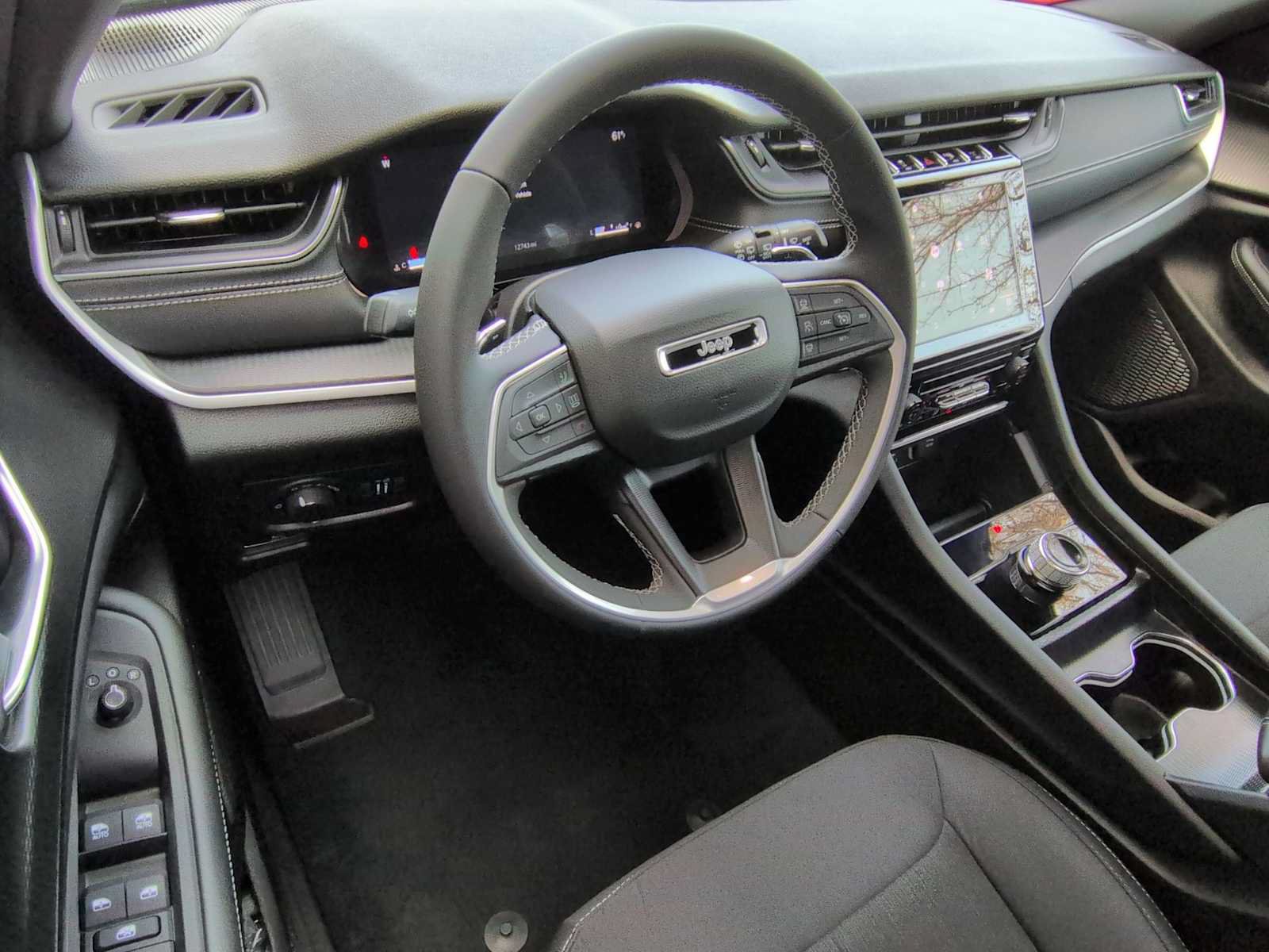 Used 2025 Jeep Grand Cherokee Laredo X AWD/4WD image 10