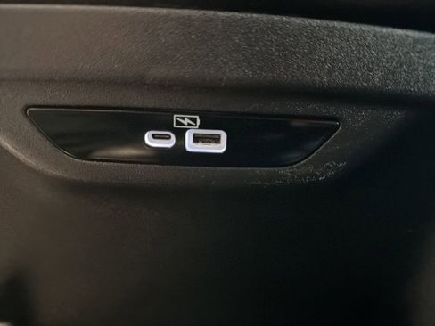 Used 2023 Chrysler Pacifica Touring-L FWD image 16