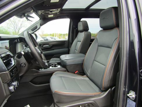 Used 2025 GMC Yukon XL AT4 w/ AT4 Premium Package AWD/4WD image 12