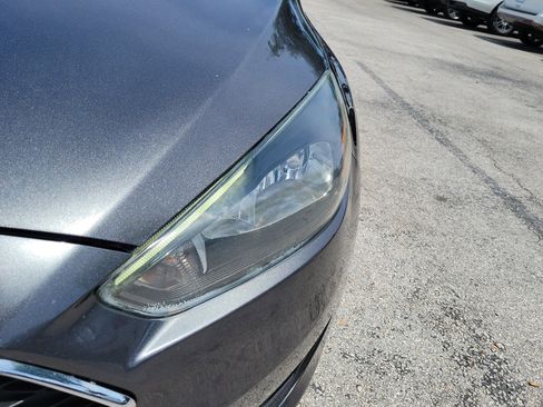 Used 2017 Ford Focus SEL w/ Cold Weather Package FWD image 3