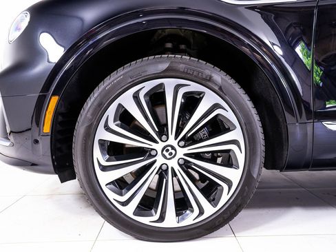 Used 2025 Bentley Bentayga AWD/4WD image 10