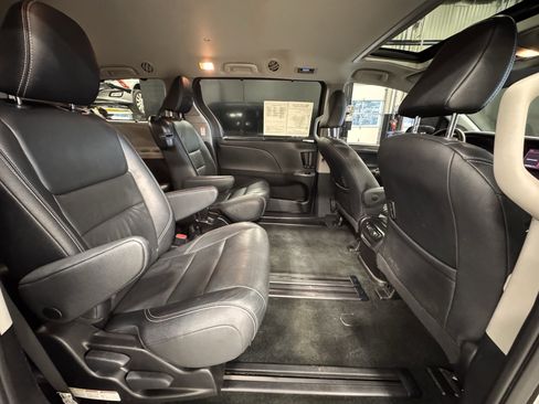Used 2019 Toyota Sienna SE image 29