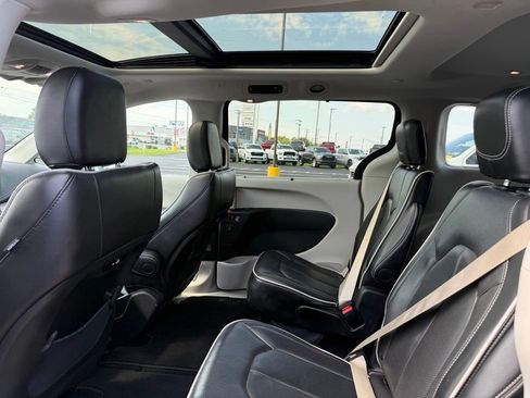 Used 2024 Chrysler Pacifica Limited FWD image 19
