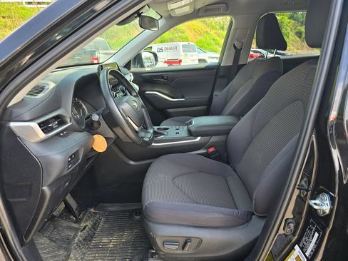 Used 2023 Toyota Highlander LE FWD image 4
