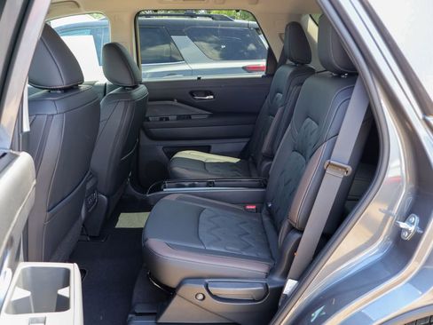 New 2026 Nissan Pathfinder Platinum FWD image 8