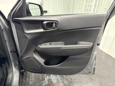 Used 2022 Hyundai Venue Limited FWD image 14