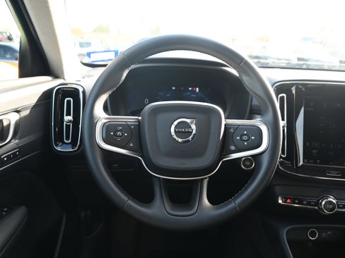 Used 2025 Volvo XC40 B5 Core image 18