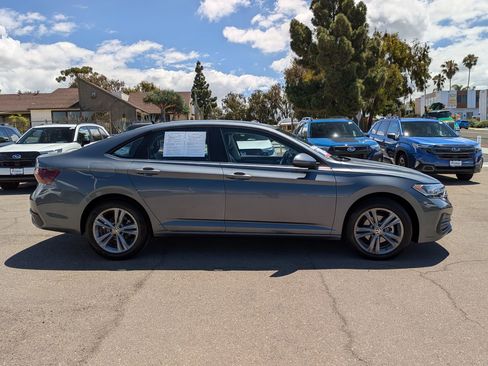 Used 2024 Volkswagen Jetta SE FWD image 5