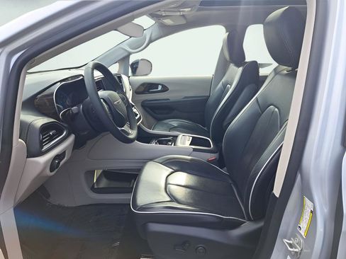 Used 2024 Chrysler Pacifica Limited FWD image 11