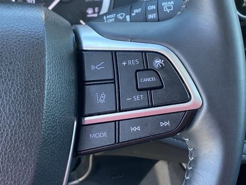 Certified 2025 Toyota Highlander XLE image 26