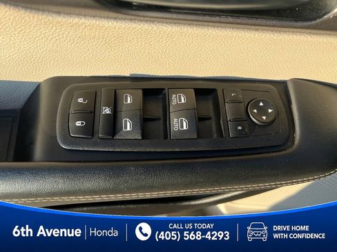 Used 2023 Chrysler Pacifica Touring-L FWD image 29