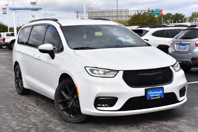 Used 2023 Chrysler Pacifica Touring-L w/ S Appearance Package FWD image 2