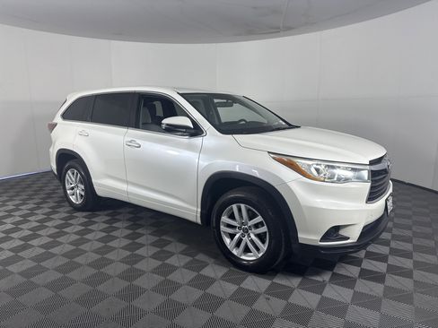 Used 2016 Toyota Highlander LE image 2