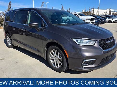 Used 2023 Chrysler Pacifica Touring-L image 7