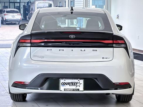 Used 2026 Toyota Prius XLE AWD/4WD image 5