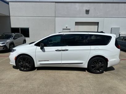 Used 2023 Chrysler Pacifica Touring-L w/ Road Tripper Package
