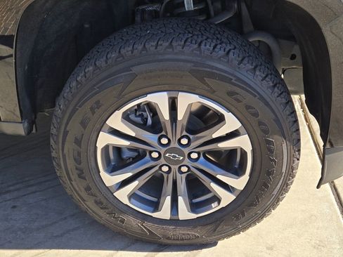 Used 2021 Chevrolet Colorado Z71 w/ Safety Package RWD image 8
