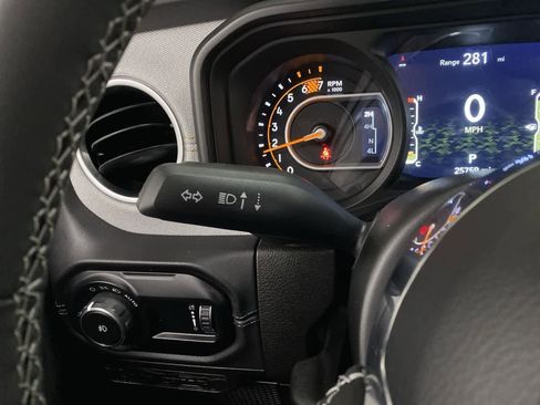 Used 2025 Jeep Wrangler Sahara image 23