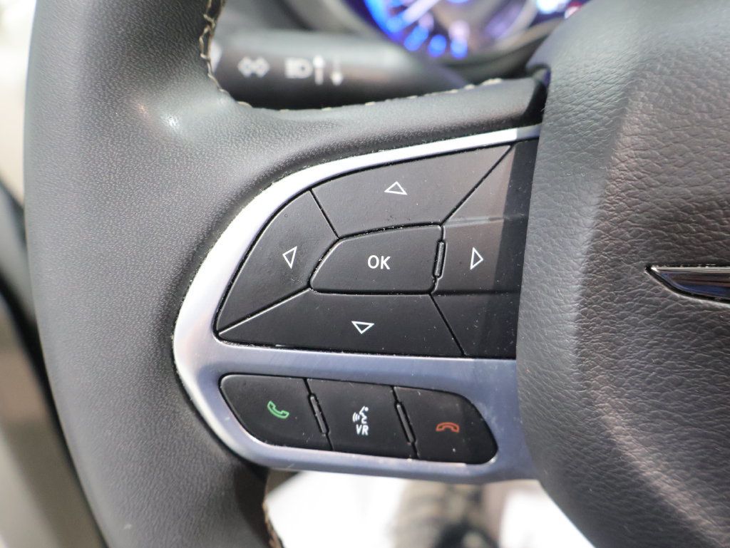 Used 2023 Chrysler Pacifica Touring-L FWD image 28