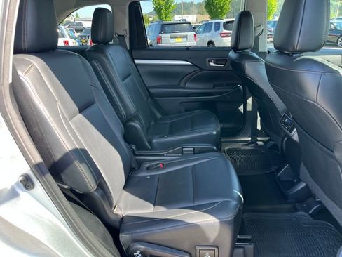 Used 2018 Toyota Highlander XLE AWD/4WD image 10