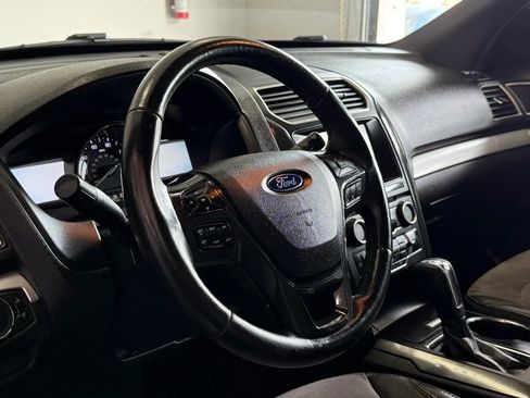 Used 2017 Ford Explorer XLT w/ Equipment Group 202A image 9