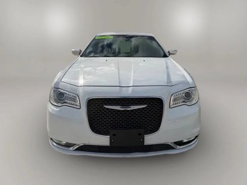 Used 2019 Chrysler 300 Limited RWD image 2