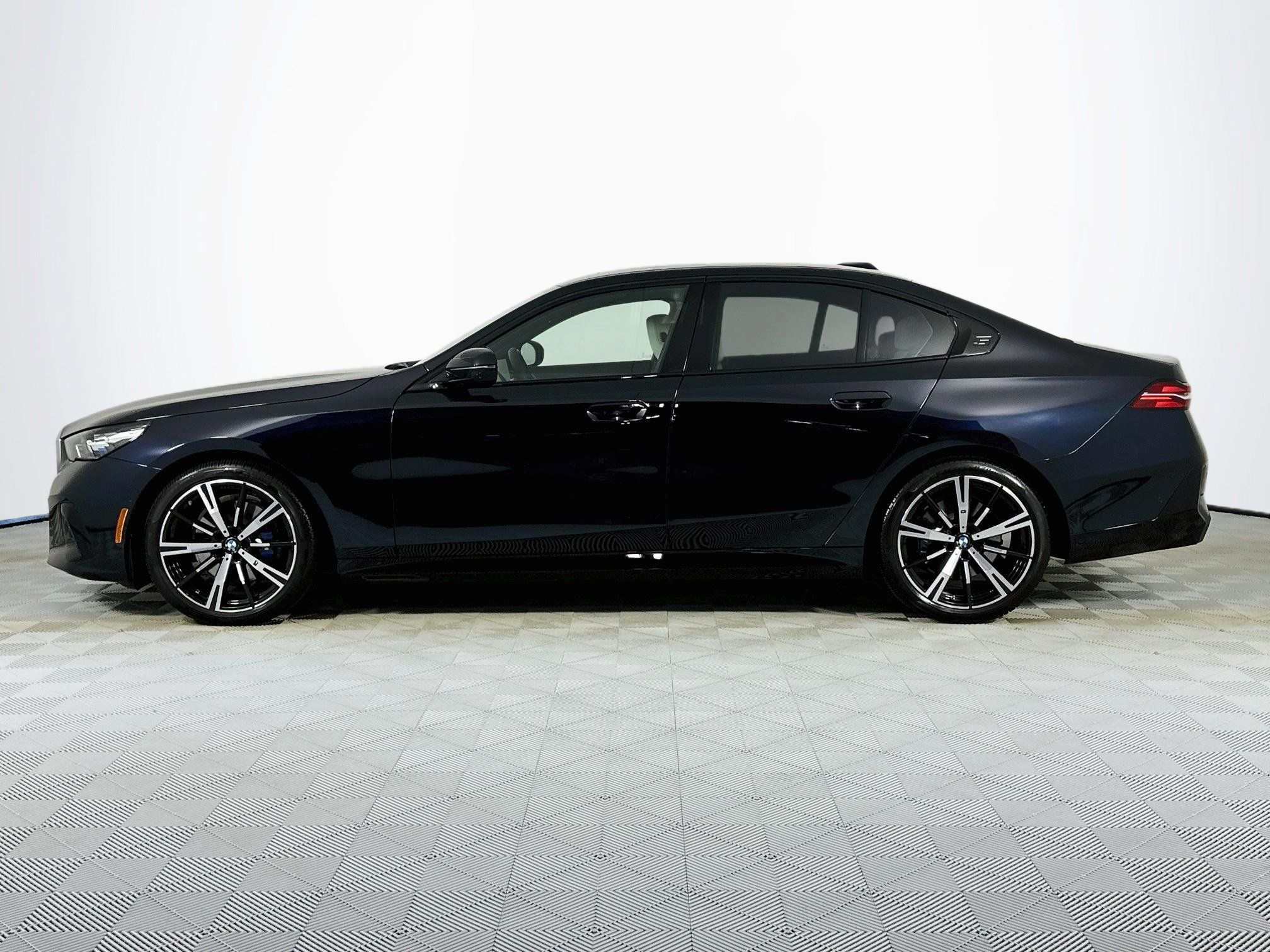 Used 2025 BMW 530i w/ M Sport Package RWD image 8