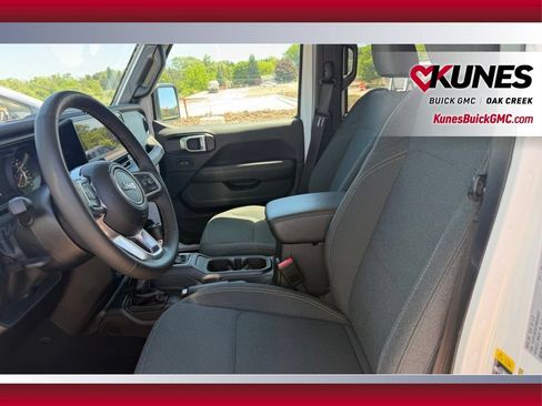 Used 2025 Jeep Wrangler Unlimited Sahara AWD/4WD image 13