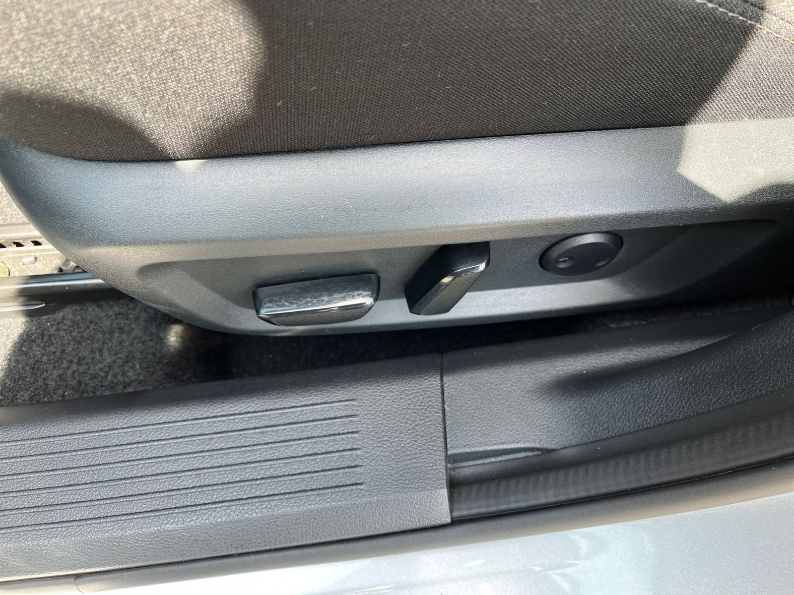 Used 2025 Nissan Rogue SV FWD image 21