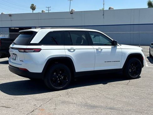 Used 2023 Jeep Grand Cherokee Limited w/ Black Appearance Package AWD/4WD image 5