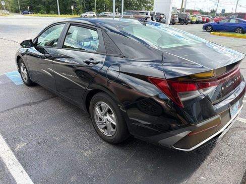 Used 2024 Hyundai Elantra SE FWD image 2