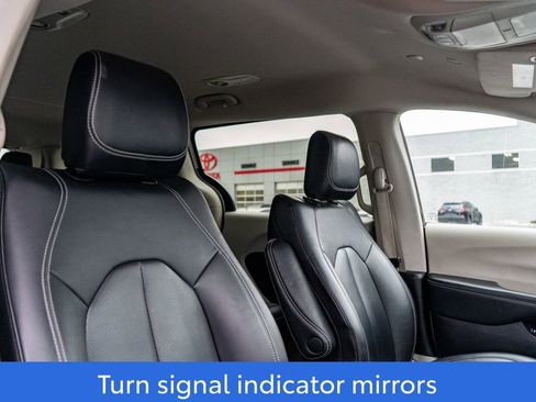 Used 2024 Chrysler Pacifica Select image 13