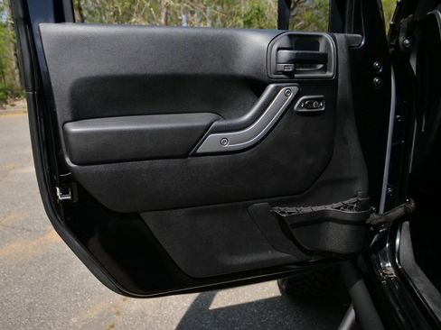 Used 2015 Jeep Wrangler Unlimited Sahara w/ Connectivity Group AWD/4WD image 24