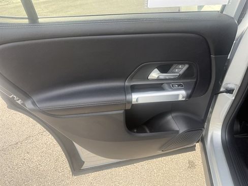 Used 2022 Mercedes-Benz GLB 250 4MATIC image 38