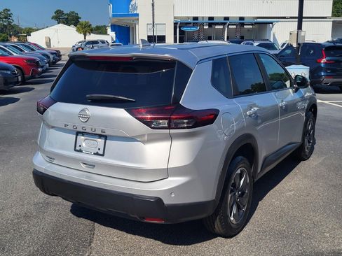 Used 2025 Nissan Rogue SV FWD image 2