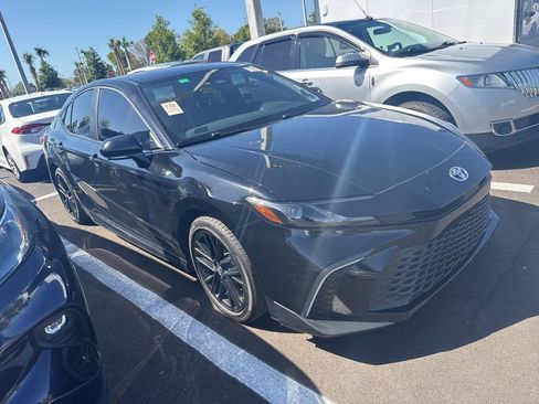 Used 2025 Toyota Camry SE w/ Convenience Package image 3