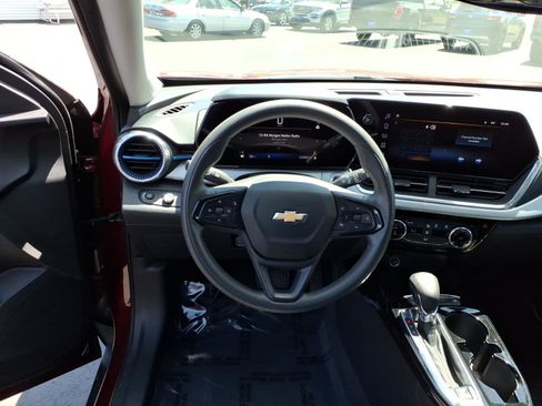 Used 2024 Chevrolet Trax LT FWD image 14