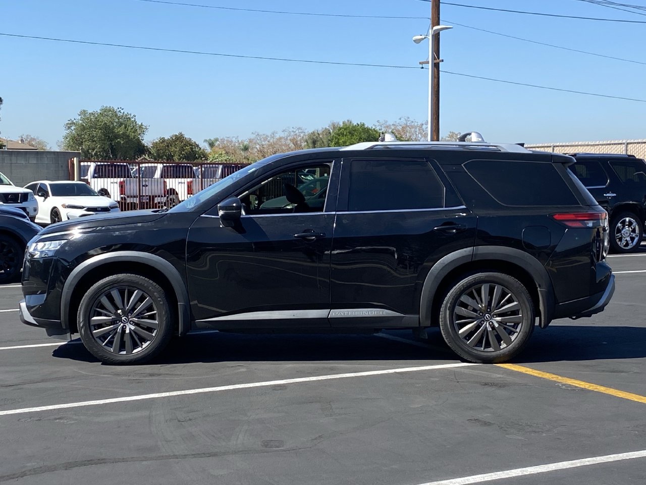 Used 2022 Nissan Pathfinder SL w/ SL Premium Package FWD image 3