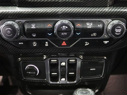 Used 2018 Jeep Wrangler Unlimited Sahara image 27