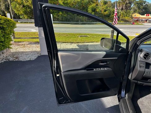 Used 2015 MAZDA MAZDA5 Sport image 20