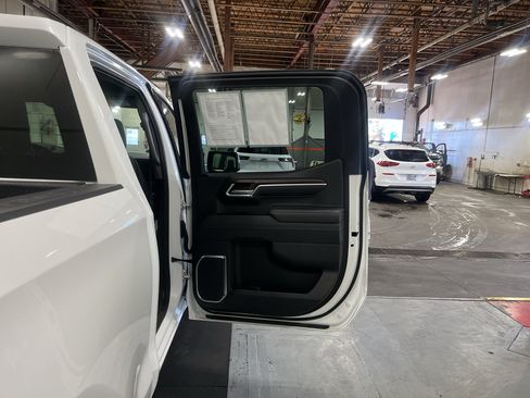 Used 2025 GMC Sierra 1500 SLT AWD/4WD image 24