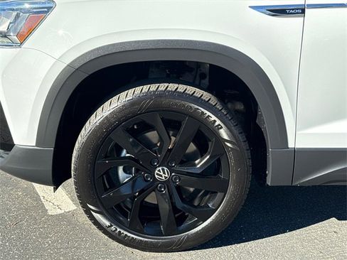 Certified 2023 Volkswagen Taos SE w/ Panoramic Sunroof Package image 10